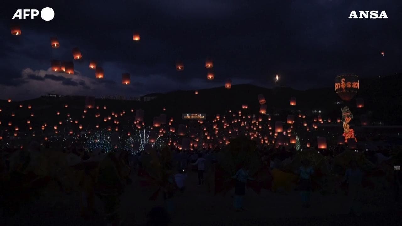La notte illuminata dai fuochi nel cielo: Myanmar festeggia la fine della stagione delle piogge