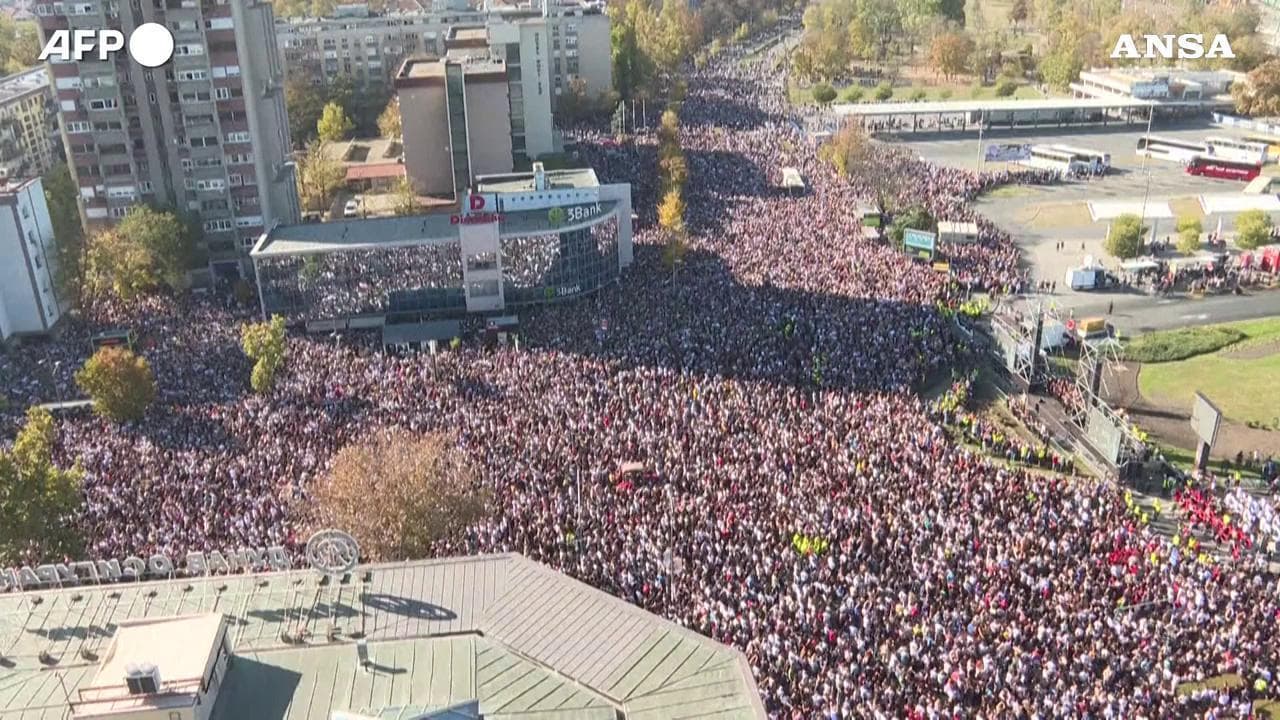 Serbia, migliaia in piazza: fiori e candele per l'anniversario del crollo in stazione a Novi Sad