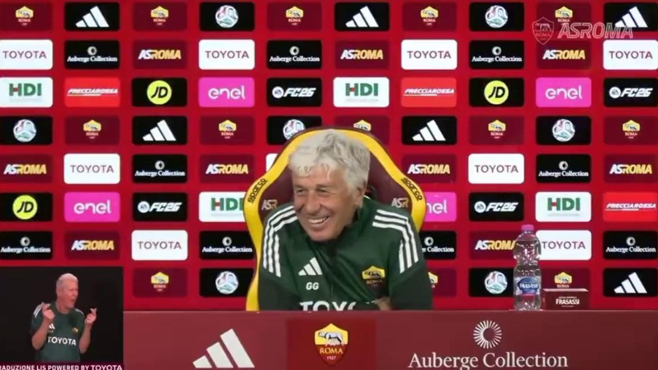 Un gatto irrompe nella conferenza stampa di Gasperini. Il tecnico se la ride: "Risponde lui per me?"