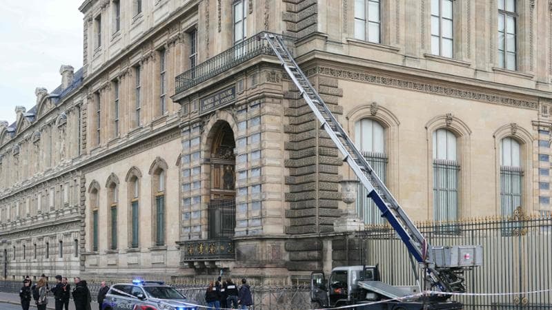 Francia, due le persone incriminate tra i sospettati per il furto del Louvre