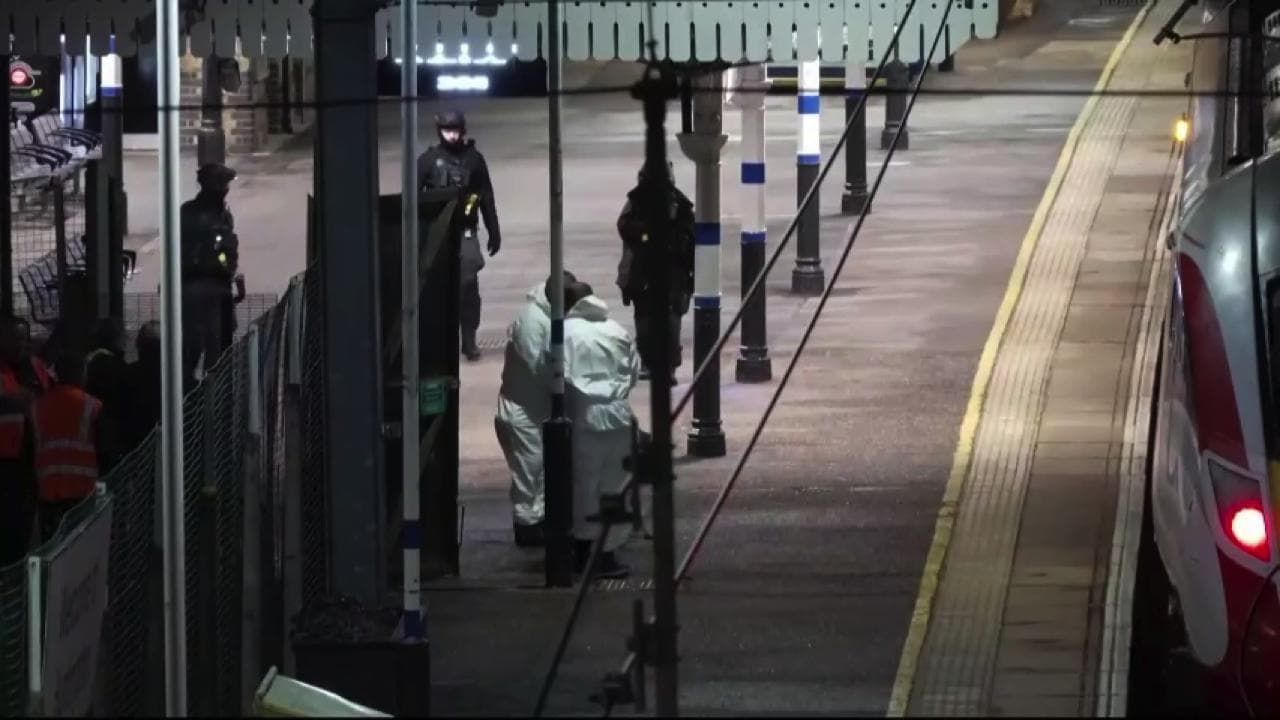 Assalto sul treno per Londra: 10 accoltellati. "All'inizio credevamo fosse uno scherzo di Halloween"