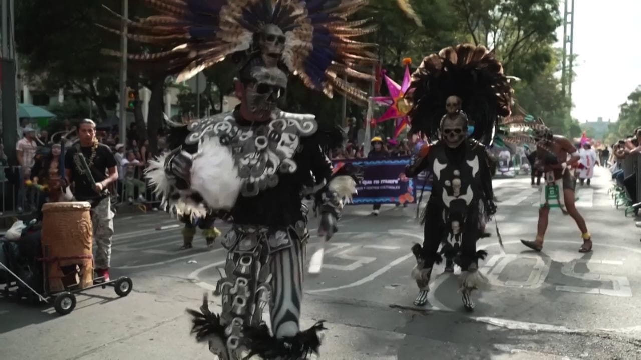 Città del Messico: decine di migliaia in strada per la parata del Dia de los muertos