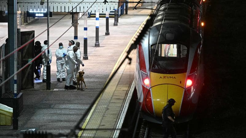 Inghilterra, orrore in treno: accoltellati undici passeggeri. Un arresto, “non sembra terrorismo”