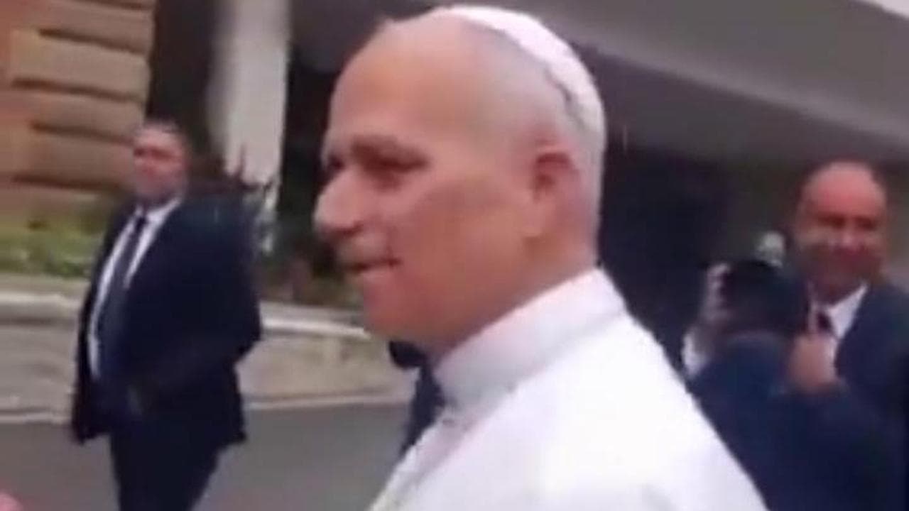 "Forza Roma, vinciamo lo scudetto": papa Leone XIV acclamato dai tifosi giallorossi