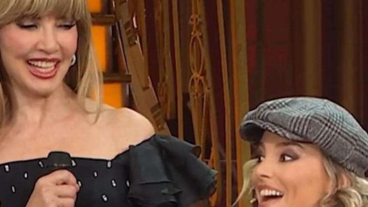 Francesca Fialdini si fa male al piede a Ballando con le stelle. Ma canta Mina e conquista la giuria