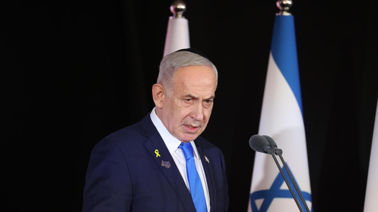 epa12458015 Israeli Prime Minister Benjamin Netanyahu delivers a speech during the ceremony of the Iron Swords War Memorial Day on Mount Herzl in Jerusalem, Israel, 16 October 2025 to commemorate the victims of the October 7 attacks.  EPA/ALEX KOLOMOISKY / POOL