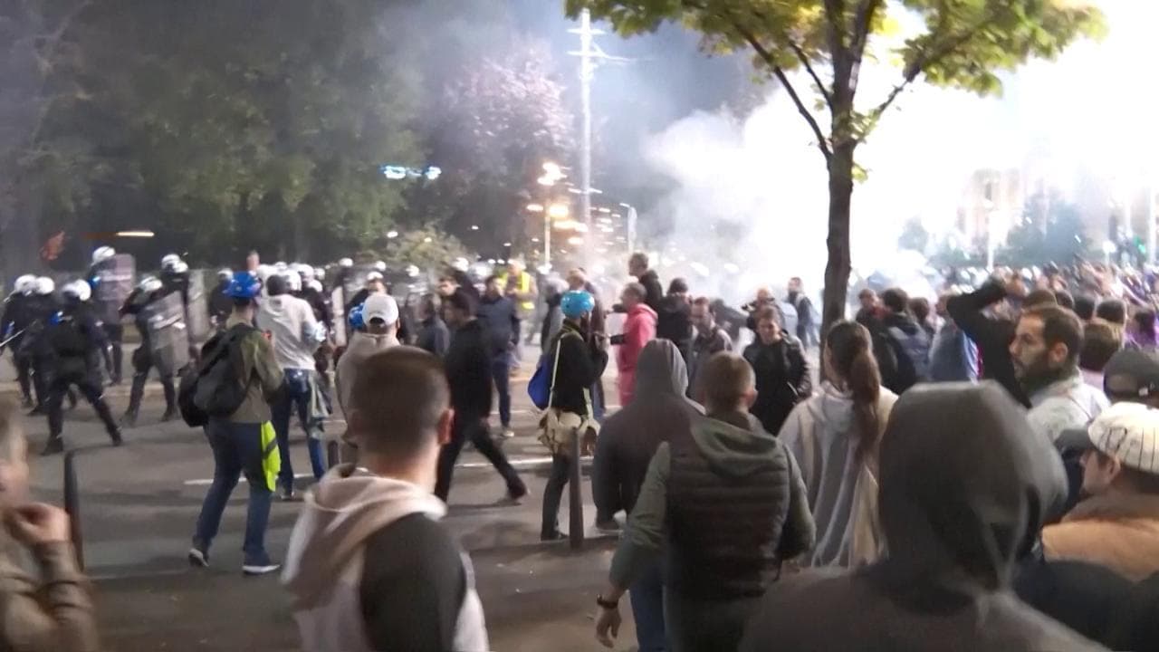 Serbia, scontri a Belgrado tra studenti che contestano il presidente Vucic e gruppi filo-governativi