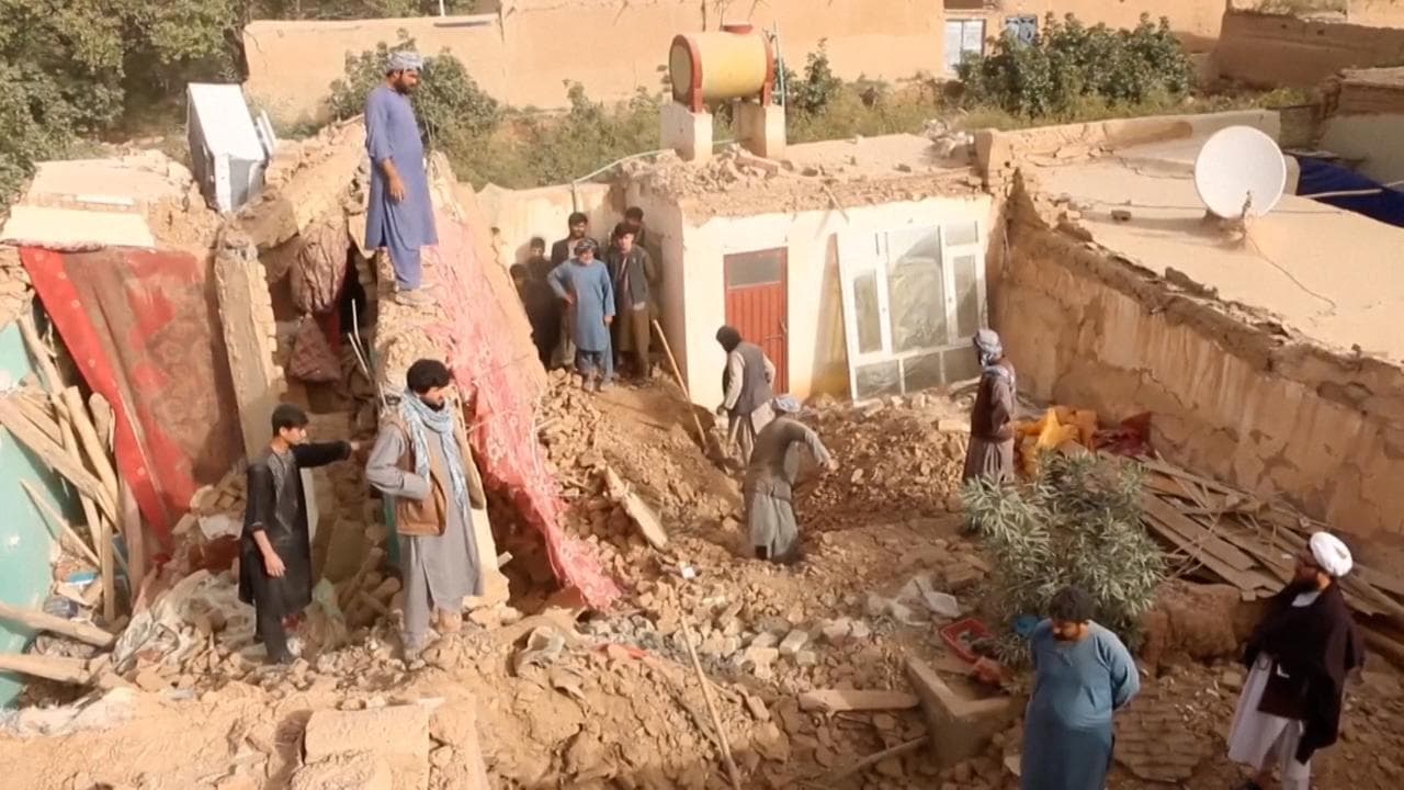 Afghanistan, i danni del terremoto: centinaia di case distrutte, si scava tra le macerie