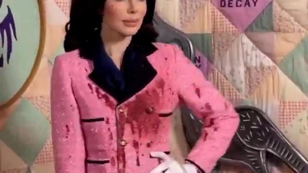 Julia Fox sotto accusa per l'abito insanguinato di Jackie Kennedy:  "Ripugnante". Ma lei si difende