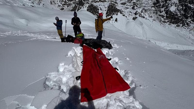 Il recupero di Caputo e Farronato in una foto dell'Everest Chronicle