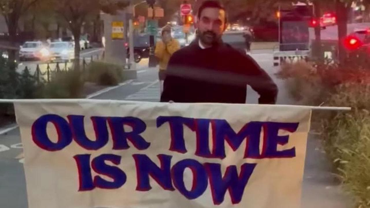 New York elegge il sindaco, il favorito Mamdani con lo striscione: "Il nostro momento è ora"