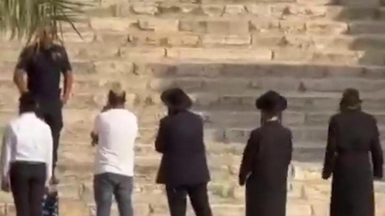 Gerusalemme, provocazione dei coloni: assaltano la moschea di Al Aqsa per celebrare riti talmudici
