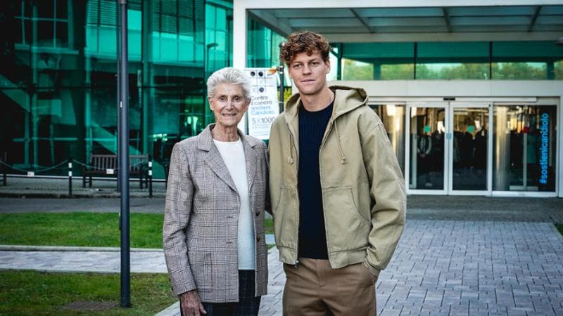 Jannik Sinner con Allegra Agnelli in visita all'ospedale di Candiolo
