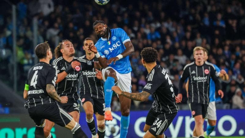 Anguissa circondato dai difensori dell'Eintracht