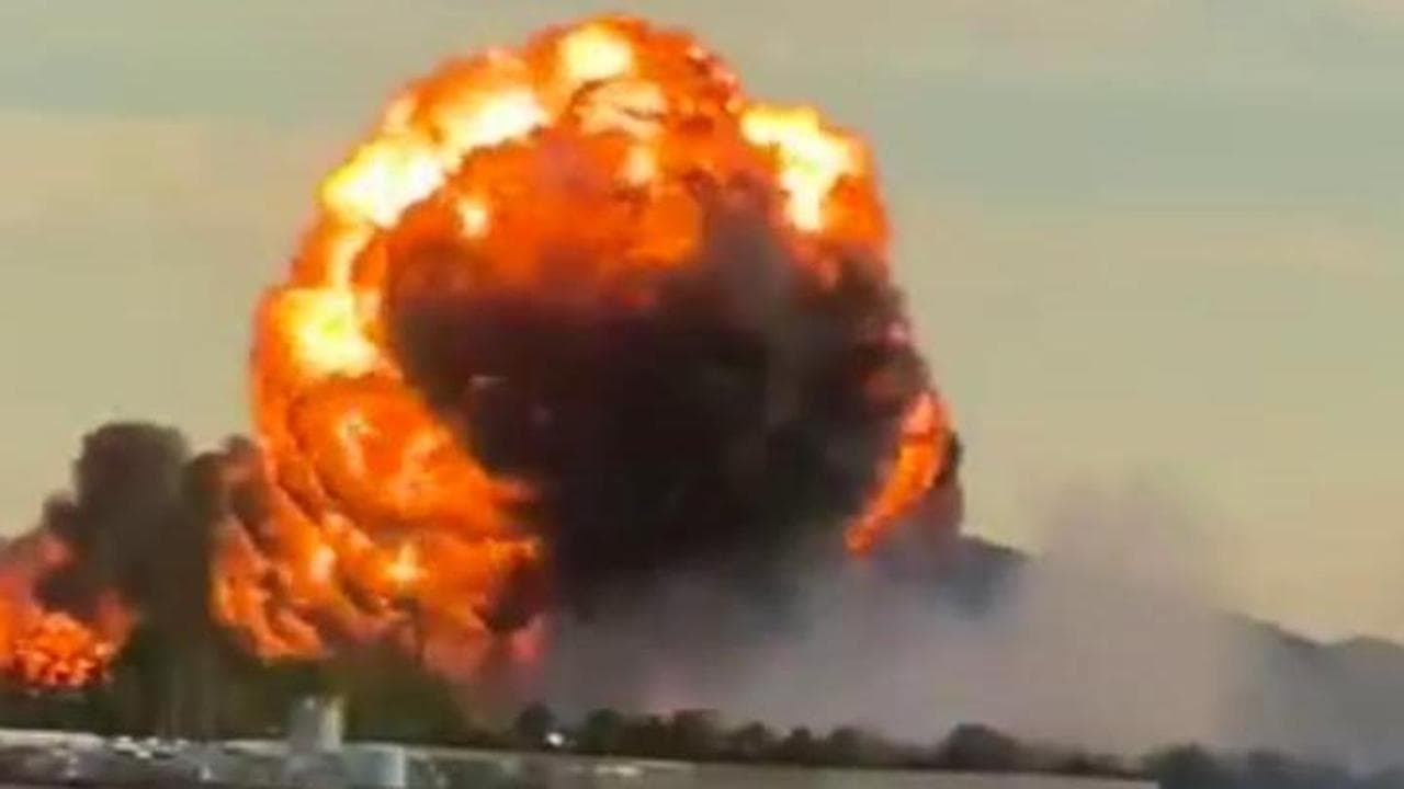 Un aereo cargo si schianta in Kentucky durante il decollo: l'esplosione ripresa dalla pista
