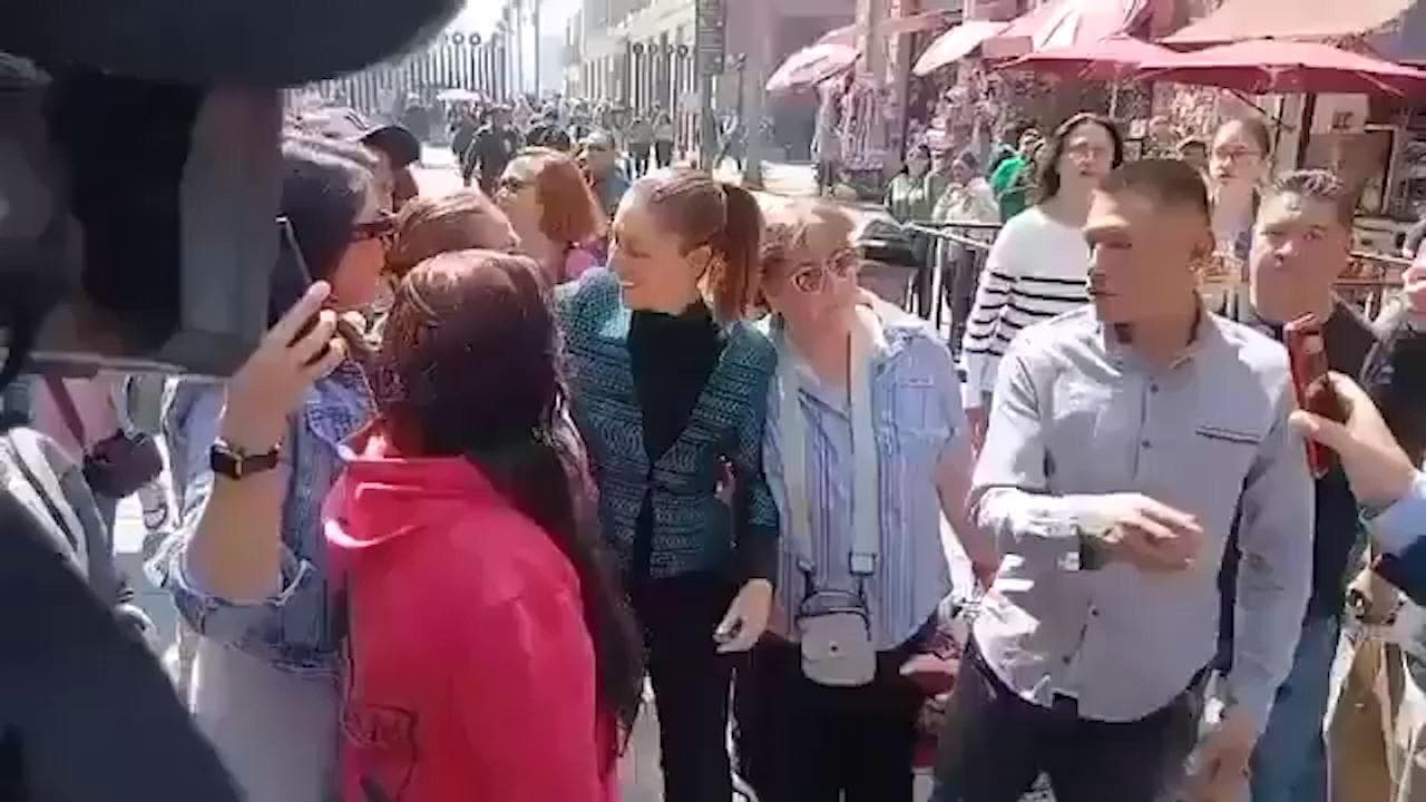 Città del Messico: un uomo prova a toccare e baciare la presidente Sheinbaum in strada