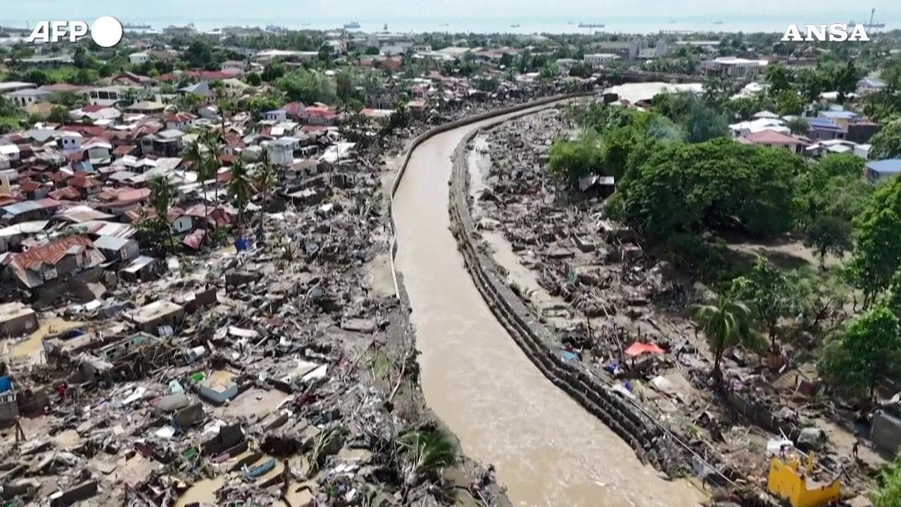 Filippine, il tifone Kalmaeg stravolge e inonda l'isola di Cebu: donne e bambini salvati dall'acqua