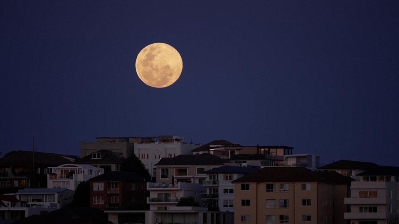 La più grande superluna dell'anno splende nel cielo di Bondi Beach, in Australia: il timelapse