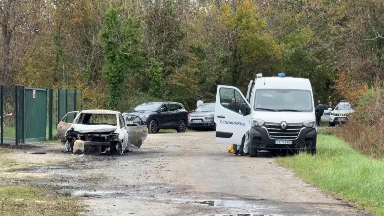 Francia, grida "Allah Akbar" e investe dieci persone: l'auto bruciata e la scena dell'attacco
