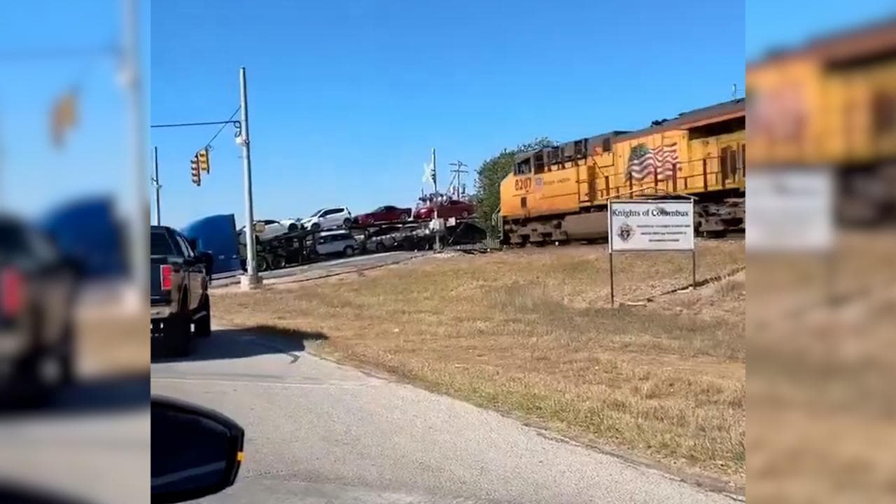 Texas, il tir che trasporta automobili resta incastrato sui binari: travolto dal treno in corsa