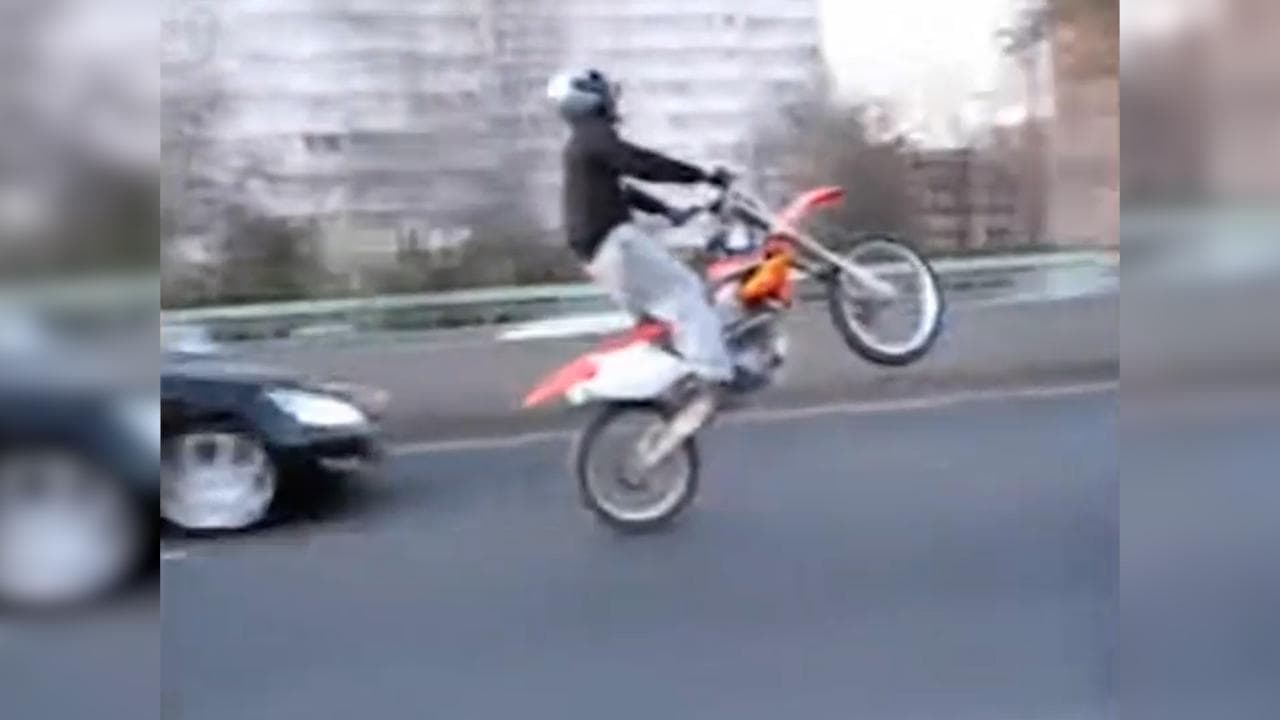 Le peripezie in moto di "Doudou Cross Bitume", il ladro del Louvre