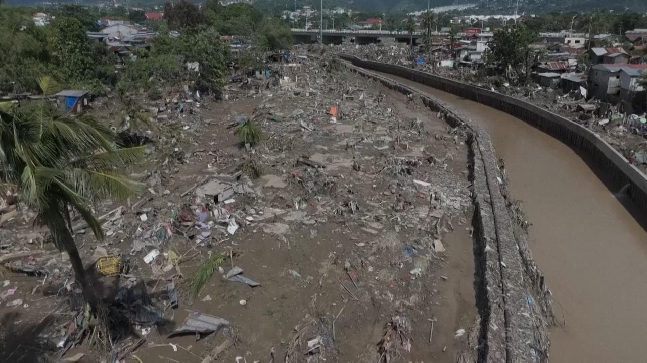 Filippine, il tifone Kalmaegi ha ucciso oltre 140 persone: la devastazione ripresa dal drone
