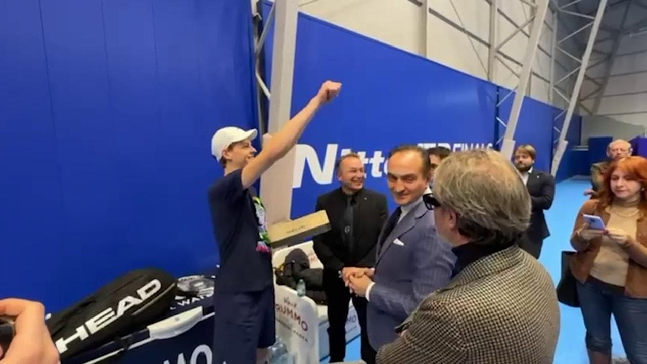 Atp Finals, Cirio accoglie e saluta Sinner: una bottiglia di Barolo in omaggio