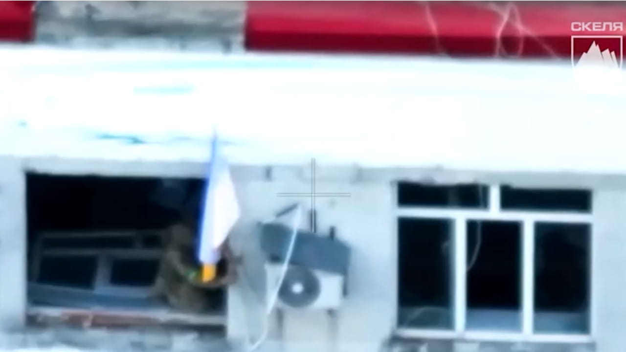 Pokrovsk, soldati issano la bandiera dell'Ucraina sul palazzo del Municipio