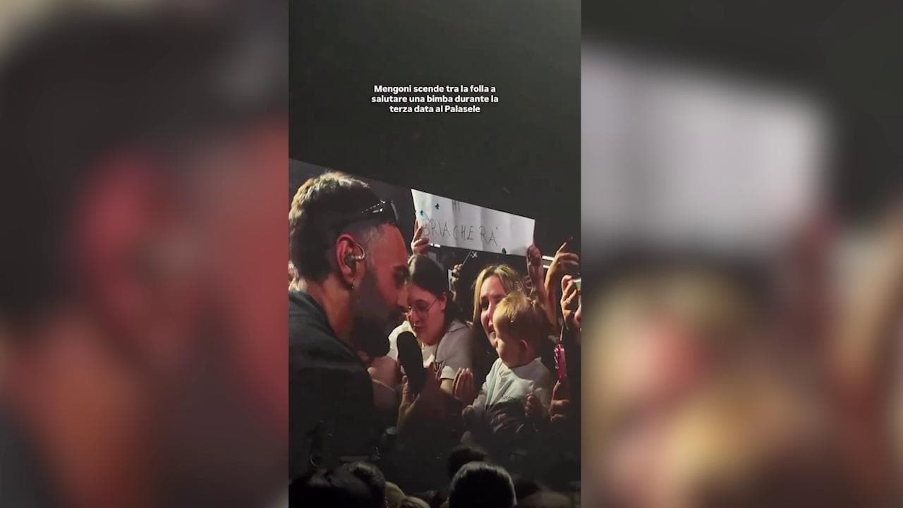 Mengoni e la bambina (nel marsupio): "Ma ti sei fatta tutto il concerto? Tua mamma è una pazza"