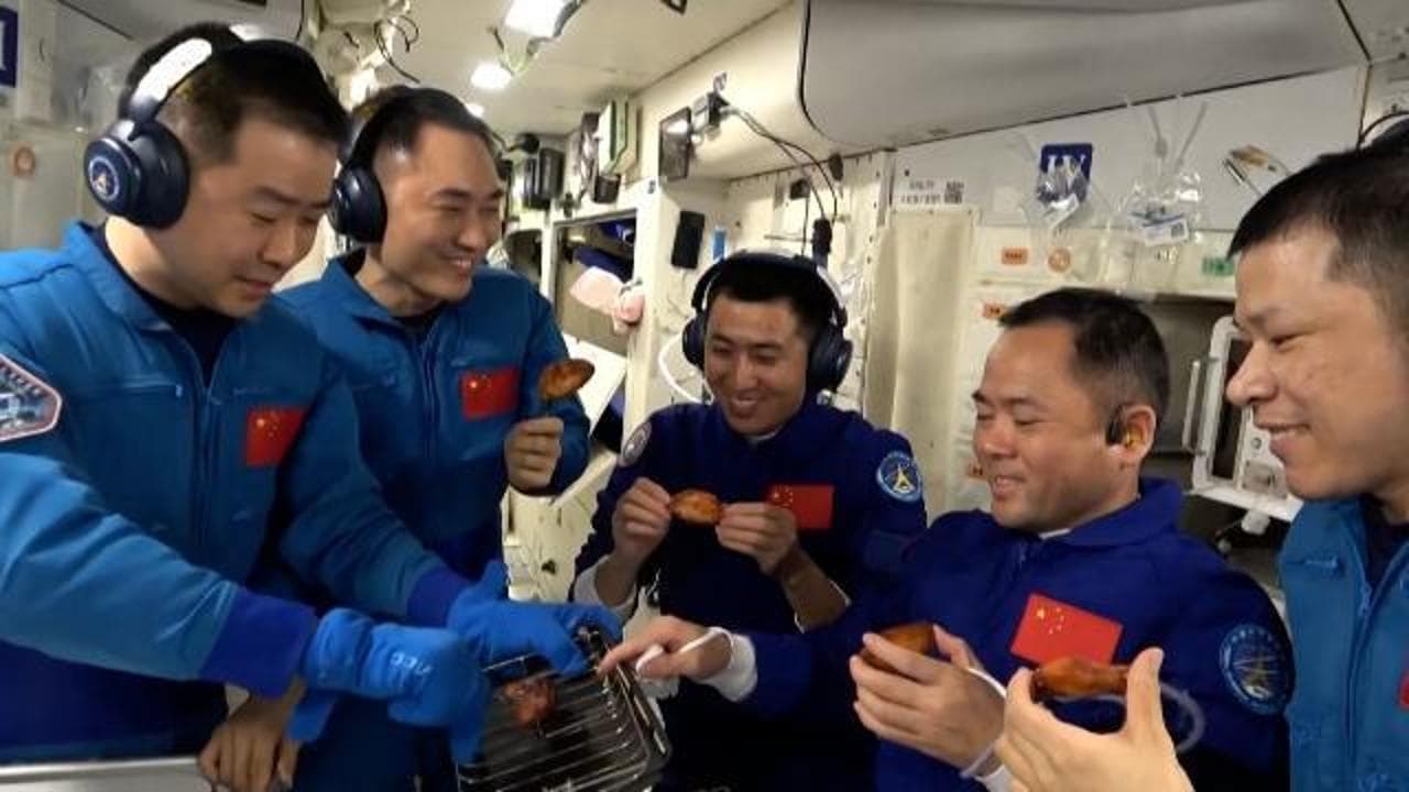 Iss, barbecue nello spazio: la grigliata degli astronauti cinesi conquista i social