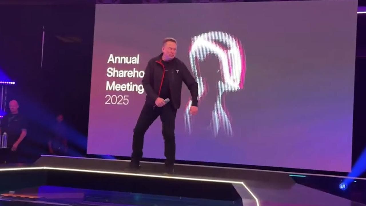 Tesla, Musk festeggia lo stipendio da 1000 miliardi ballando con i robot