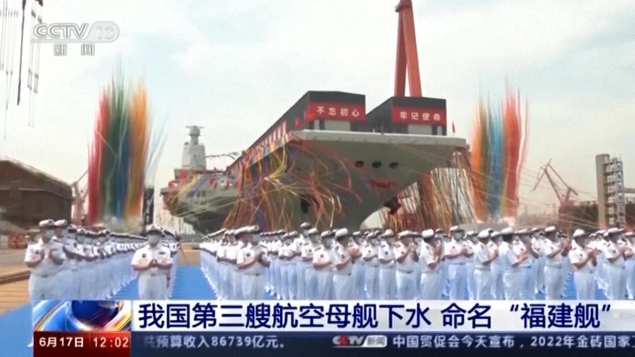 Entra in servizio la Fujian, terza e più moderna portaerei della Cina. Xi Jinping sul ponte di volo