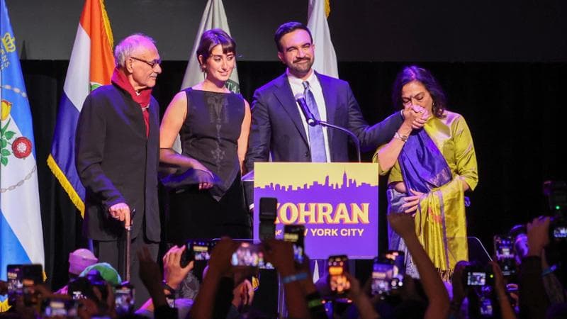 Il nuovo sindaco di New York Zohran Mamdani con il padre Mahmood, la moglie Rama Duwaji e la madre Mira Nair
