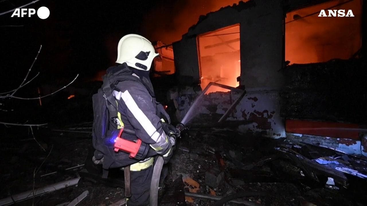 Ucraina, attacco russo con droni: vasti incendi nella regione di Kharkiv