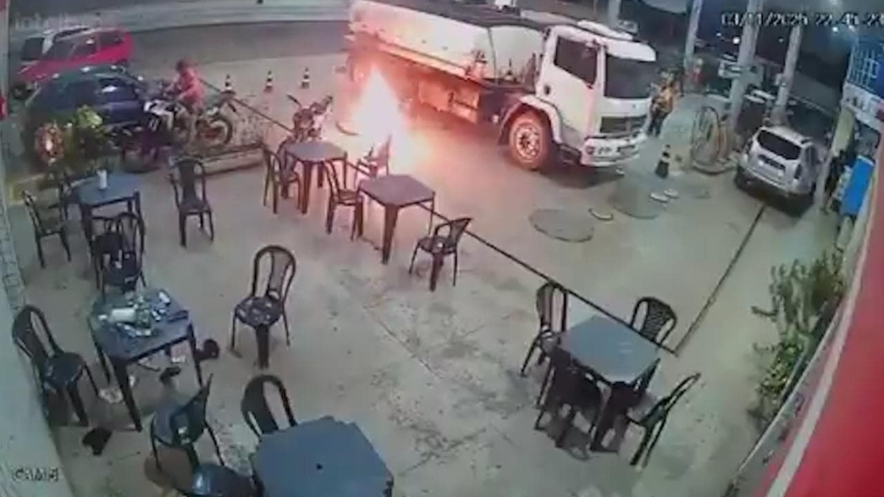 Brasile, accende una sigaretta al distributore di benzina: le fiamme divampano in pochi istanti
