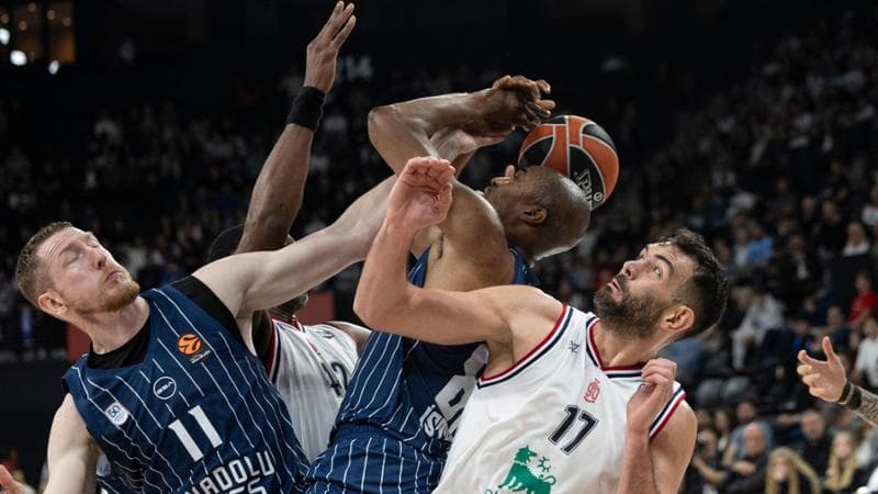Lotta sotto canestro tra Ricci, Smits e Jones