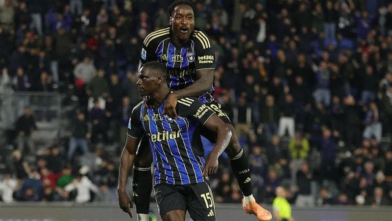 Touré festeggiato dopo il gol
