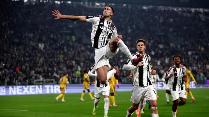 Vlahovic esulta dopo un gol