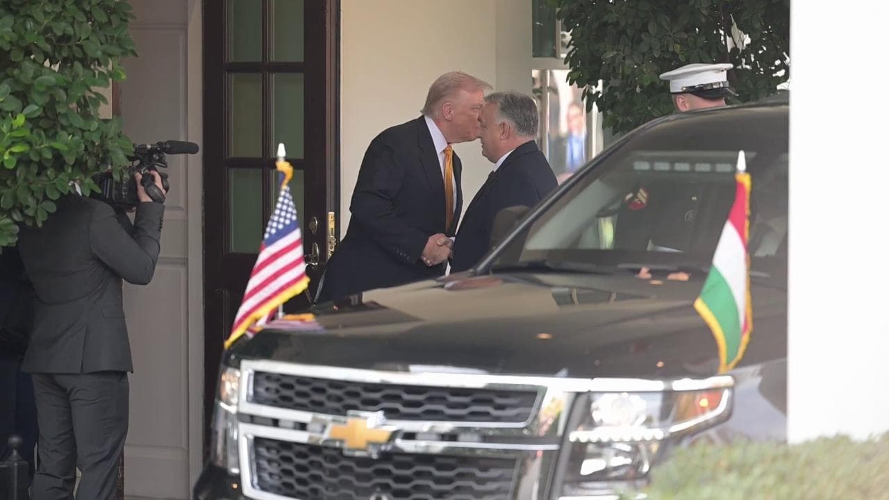 Washington: Trump accoglie Orbán alla Casa Bianca e gli sussurra all'orecchio