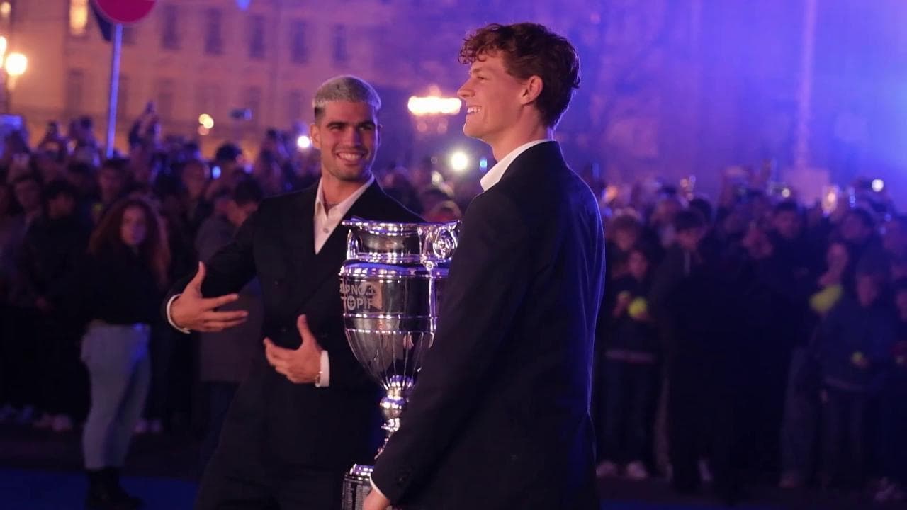 Torino, vigilia delle Atp Finals: Sinner e Alcaraz scherzano sul blu carpet