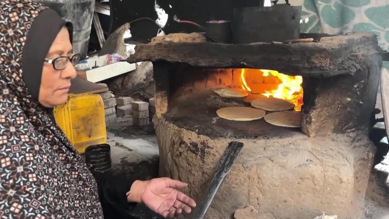 Gaza senza gas per cucinare: gli sfollati riscoprono i forni d'argilla accesi con legna e rifiuti