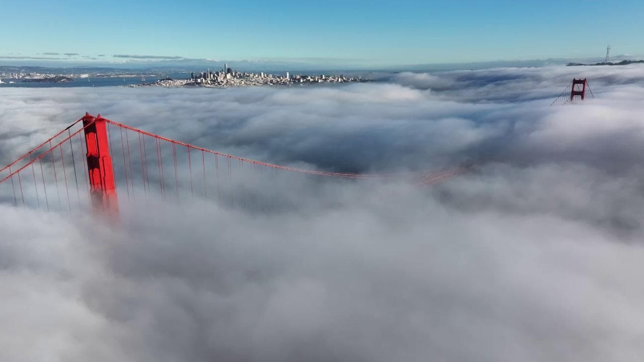 San Francisco, il Golden Gate emerge dalla nebbia: le riprese straordinarie dal drone