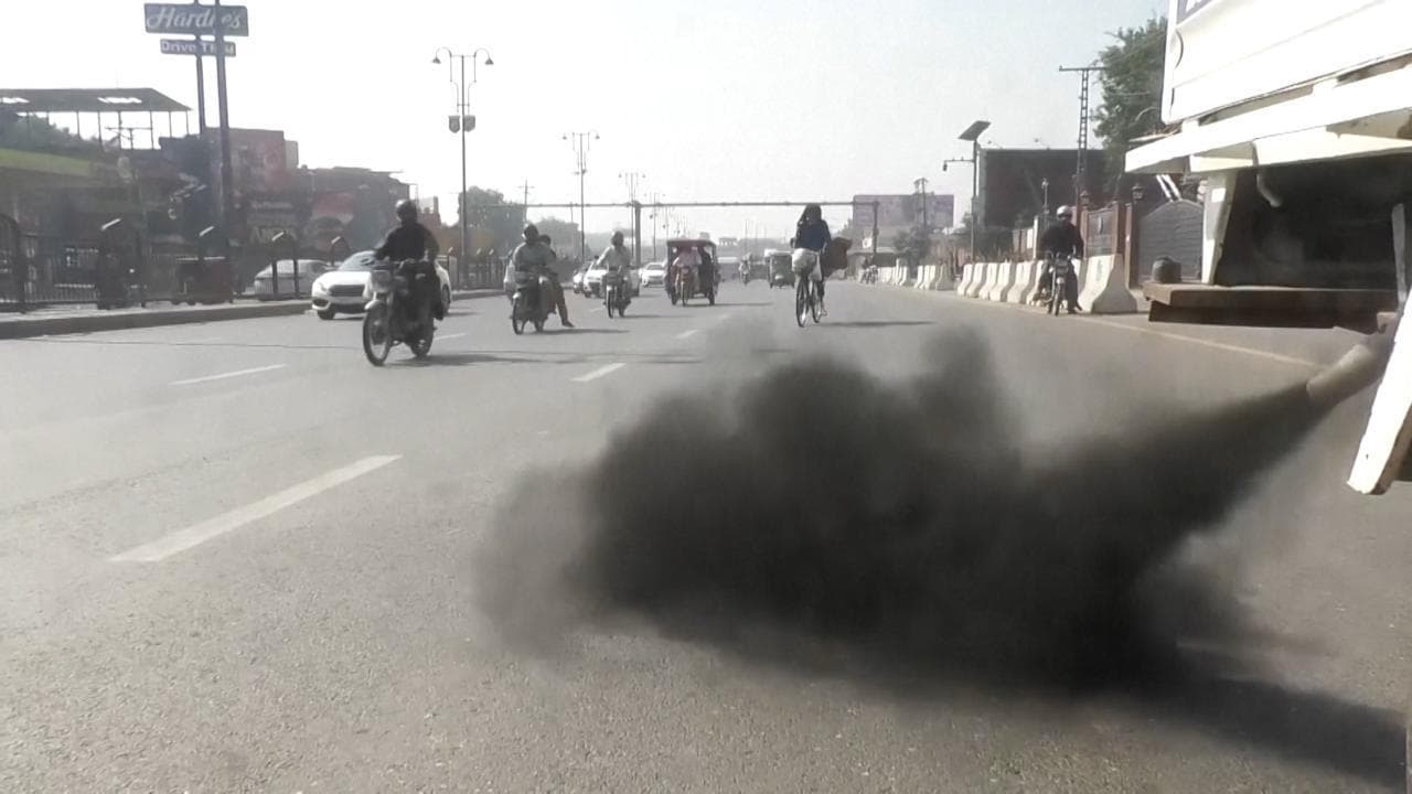Pakistan, l'aria è irrespirabile: lo smog soffoca Lahore