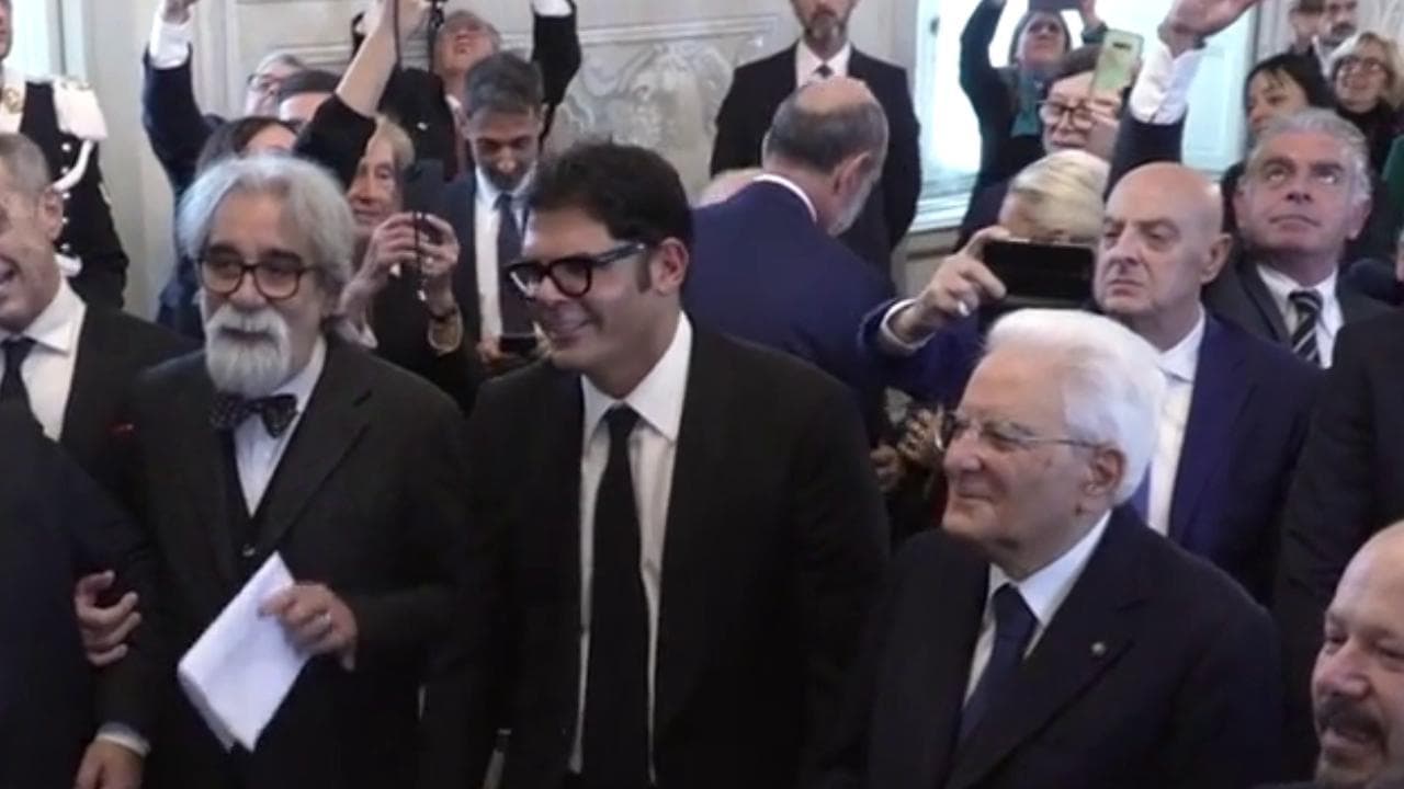 Addio a Peppe Vessicchio, quando cantò "Nel blu, dipinto di blu" per Mattarella