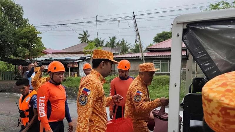 Filipinler, Fung-wong tayfunu geldi: bir kişi öldü, bir milyon kişi tahliye edildi. Japonya'da tsunami uyarısı