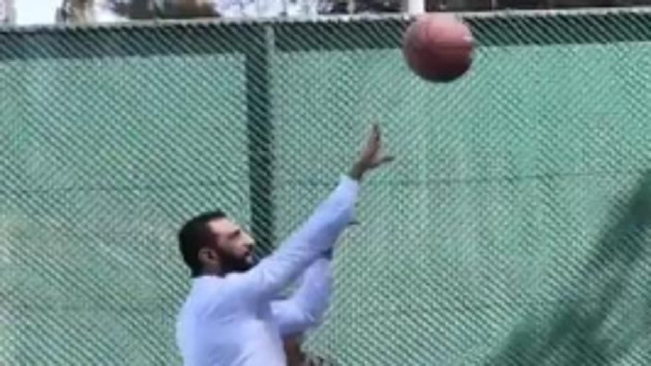 Il presidente siriano al Shaara gioca a basket con due comandanti americani