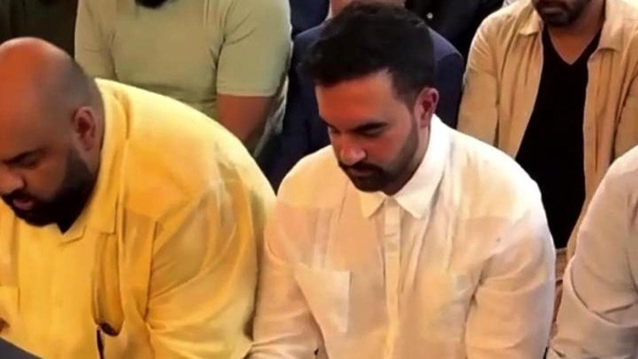 Mamdani prega in una moschea di Puerto Rico. E cita Malcom X: "Ogni newyorkese deve poter mangiare"