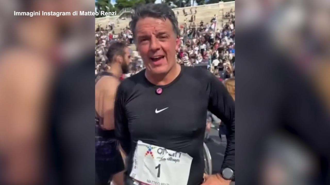 Atene, Renzi conclude la maratona: "It was not easy because up and down for me is very difficult"