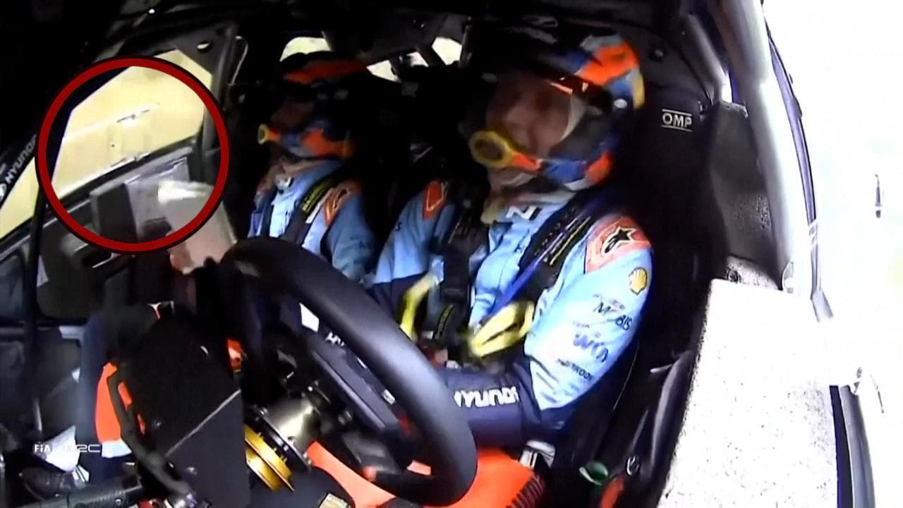 Giappone, paura al rally: l'auto prima esce di strada e poi perde una portiera