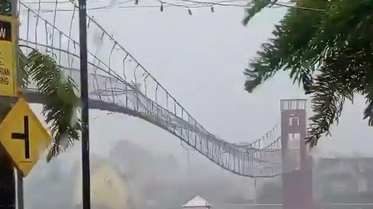 Filippine, la furia del tifone Fung-wong scuote come un fuscello il ponte sospeso